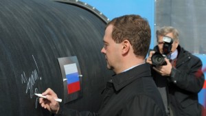 Медведев хочет снизить вдвое уровень нефтегазовых доходов России