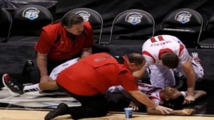 Во время матча баскетболист получил ужасную травму