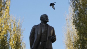 В Киеве памятник Ленину осквернили дымовой шашкой