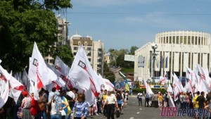 На Европейскую площадь группами прибывают участники антифашистской акции