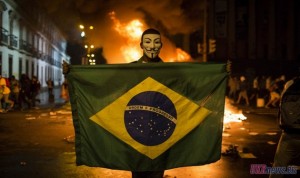 Бразильцам придется выбрать между протестами и футболом (фото)