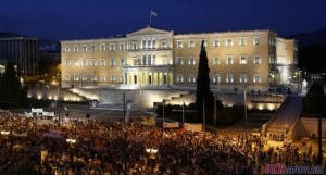 Тысячи греков митингуют у здания парламента в Афинах