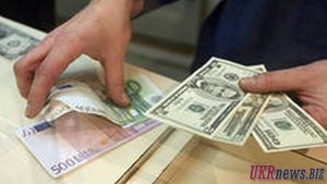 Почему украинцы «сбрасывают» доллары