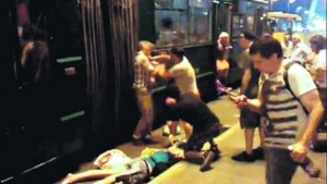 Троллейбус 10 метров тащил женщину по дороге в Киеве: водителю едва удалось избежать самосуда пассажиров