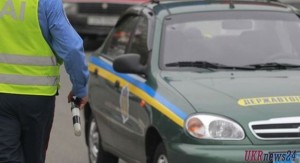 Сотрудники ГАИ в Киеве помогли водителю погасить горящую машину