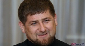 Кадыров раздал пачки денег нуждающимся чеченцам (ВИДЕО)