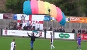 Футбольный матч в Англии был прерван из-за неожиданного приземления парашютиста (Видео)