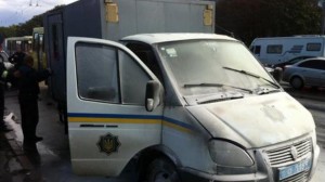 Автомобиль, перевозящий заключенных, полностью сгорел в Киеве: 15 зеков пересели в маршрутку.+ВИДЕО