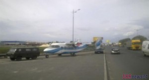 В Киеве из-за самолета на мосту произошла авария