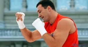Накануне боя с Поветкиным Владимир Кличко сломал нос спарринг-партнёру на тренировке (+Видео)