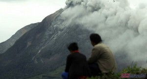 В Индонезии извергается вулкан: более 3 тысяч человек эвакуированы