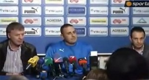 Болгарские фанаты выгнали нового тренера ФК “Левски”, сорвав с него одежду (+Видео)