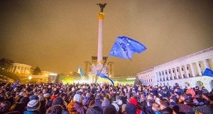 Евромайдан-2013: Митинг разрастается, люди идут на площадь