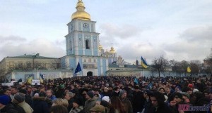 На Михайловский майдан стекаются тысячи возмущенных киевлян