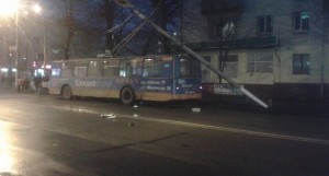 В центре Житомира столб упал на троллейбус