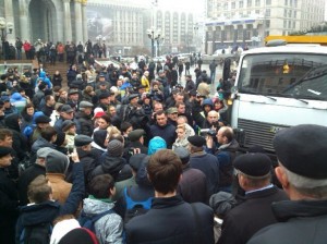 На Евромайдане произошла попытка провокации: на центральной площади Киева неожиданно появился грузовик