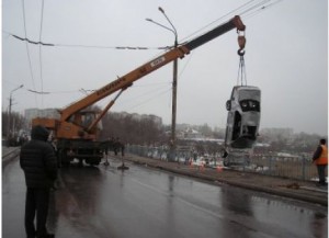 В Кривом Роге в реку упала машина с тремя детьми и двумя взрослыми