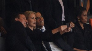 На прощальной панихиде Манделы Обама и Кэмерон устроили веселую фотосессию