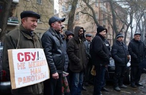 Жители Николаева пикетировали СБУ Одесской области