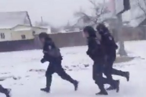 Блокированные под Киевом спецназовцы прорвали кордон оппозиционеров