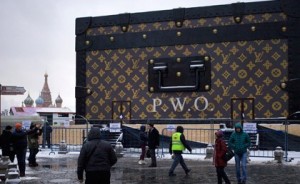 Louis Vuitton оштрафовали за чемодан на Красной площади
