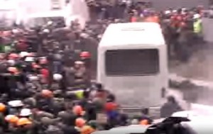 На улице Грушевского протестующие столкнулись с милицией
