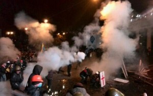 Митингующие бросили коктейль Молотова в сторону милиции