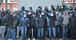 Митингующие штурмуют Днепропетровскую облгосадминистрацию