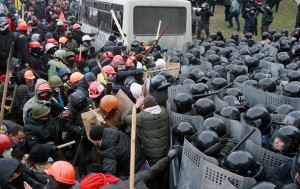 ЕС призывает оппозицию остановить насилие