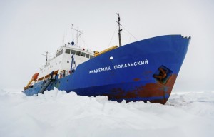 Российское судно “Академик Шокальский” само освободилось из ледового плена