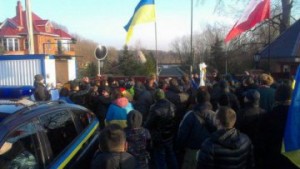 Автомайдан устроил акцию у особняка Захарченко