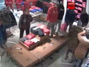 В Москве кавказец избил продавщицу за отказ снять ему кроссовки (+Видео)