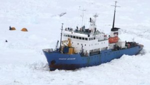 В антарктических льдах застряло еще одно судно