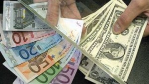 Украинцы массово скупают валюту, но курс в обменниках пошел на спад