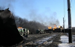 В Донецкой области спасатели продолжают поднимать упавшие цистерны с пропан-бутаном