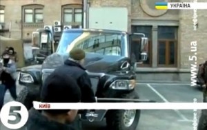 Активисты разбили внедорожник Януковича (+Видео)