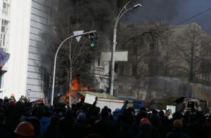 Новые столкновения в центре Киева: “Титушки” атаковали митингующих камнями