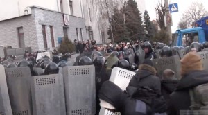 В Харькове активисты Евромайдана и ультрас ведут бой с «Беркутом» и титушками