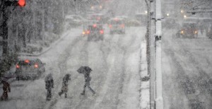 Япония потерпает от мощнейших снегопадов
