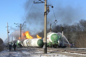 В Донецкой области эвакуировано село Ленино, где загорелись цистерны с газом