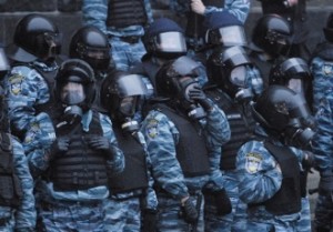 Спецназ и солдат внутренних войск отзывают с Майдана