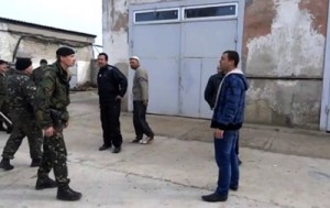 Украинские морпехи прогнали пророссийских активистов из своей части (+Видео)