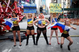 Активистки Femen разделись на Таймc-сквер и порвали российский флаг (+Видео)