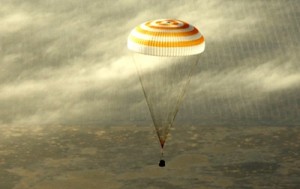 Аппарат Союз с космонавтами на борту удачно приземлился в Казахстане (+Видео)