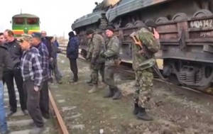 Активисты Луганска заблокировали украинский военный поезд (+Видео)