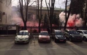 В сети появилось видео, нападения на посольство Украины в Москве (+Видео)