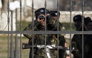 Самооборона Крыма штурмует штаб ВМС в Севастополе