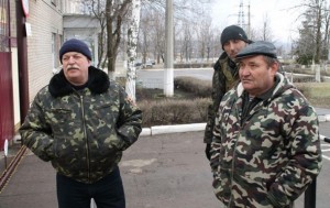 В сеть попало видео того, как жители Донбасса блокируют военный склад (+Видео)