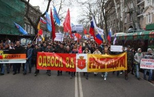 В Одессе около 1,5 тысячи человек проводят марш с требованием референдума