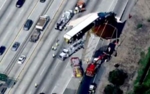 На трассе в США перевернулся грузовик с 20 тоннами меда (+Видео)